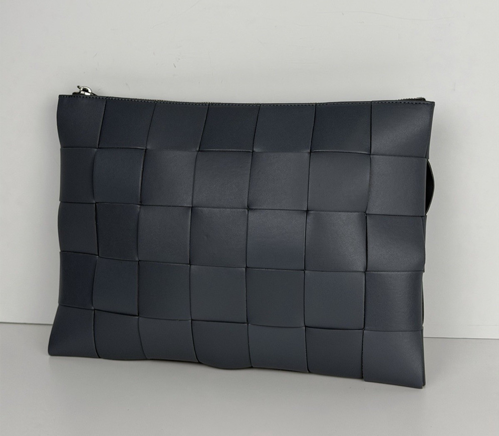 Bottega Veneta Grey Cassette Intrecciato Zip Pouch in Gray Leather S09